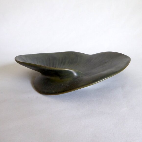 VINTAGE ART NOUVEAU HANDCRAFTED SCULPTED CERAMIC GREEN LEAF PLATE PLATTER - Picture 7 of 12